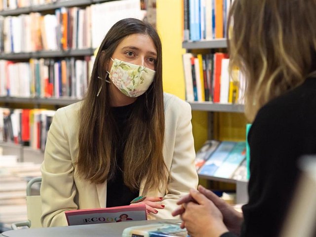 BERENICE LOBATÓN DOMÍNGUEZ ENTREVISTANDO A SANDRA BARNEDA