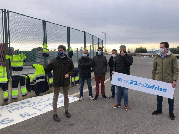 El presidente del Partido Popular de Zaragoza, Ramón Celma, se compromete a apoyar a los trabajadores afectados por los despidos en la planta de Zufrisa de la localidad de Calatorao.