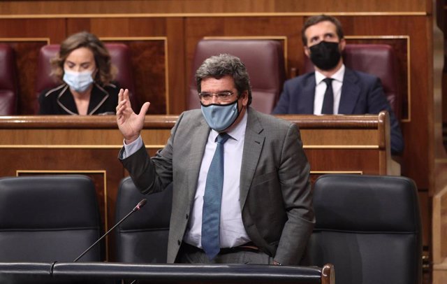 El ministro de Seguridad Social y Migraciones, José Luis Escrivá, en un Pleno del Congreso