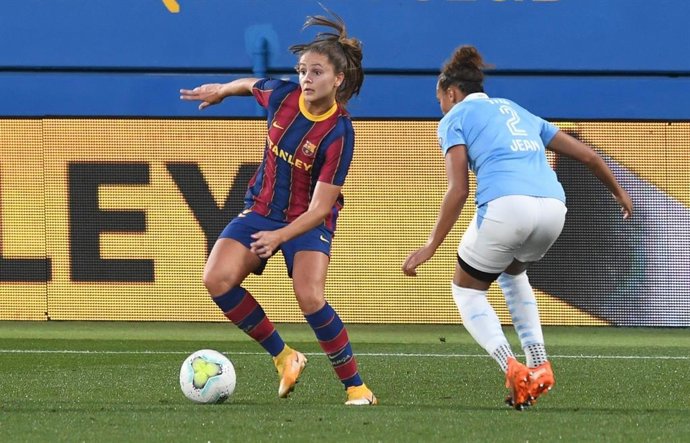 La jugadora del Bara Femení Lieke Martens en una acción del partido contra el PSV Eindhoven en el Estadi Johan Cruyff, correspondiente a la vuelta de los dieciseisavos de final de la UEFA Women's Champions League, con triunfo blaugrana (4-0)