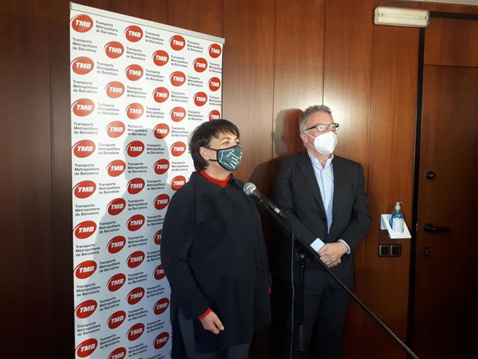 La presidenta de TMB, Rosa Alarcón, y el consejero delegado de TMB, Gerardo Lertxundi