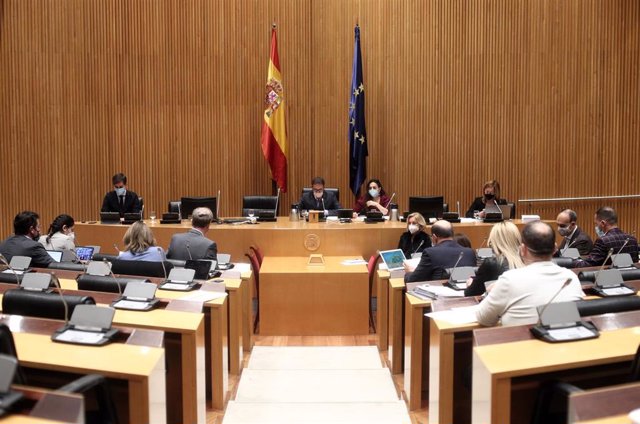 Vista general de la mesa de los asistentes a la Comisión de Educación y Formación Profesional en el Congreso de los Diputados