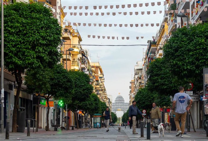 La calle Asunción de Sevilla con la portada de la feria al fondo en fase de desmontaje donde hubiera estado atestada de gente camino de la Feria de Abril suspendida por el estado de alarma del coronavirus Covid-19. Sevilla a 25 de abril del 2020