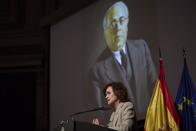 La vicepresidenta primera del Gobierno, Carmen Calvo, clausura un homenaje a Manuel Azaña en el Auditorio del Ateneo, en Madrid (España), a 30 de noviembre de 2020. Este evento forma parte de los múltiples actos que se celebrarán para recordar el 80 ani