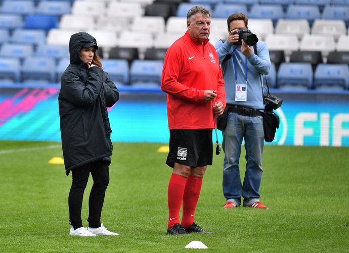 13 June 2019, England, London: Soccer Aid England Eleven co-managers British television presenter Susanna Reid (L) and English football manager Sam Allardyce take part in the Unicef media day at Stamford Bridge. Photo: Dominic Lipinski/PA Wire/dpa