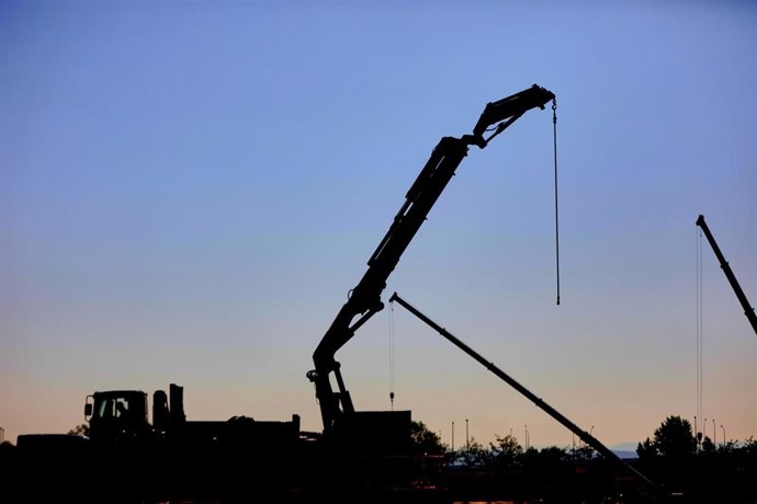 Una grúa trabaja en las obras del Hospital de Emergencias Isabel Zendal, ubicado en el barrio de Valdebebas, para atender en un futuro a pacientes de Covid-19 y de otras emergencias sanitarias, en Madrid (España) a 13 de agosto de 2020.