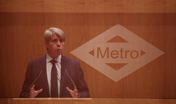 El consejero de Transportes, Movilidad e Infraestructuras de la Comunidad de Madrid, Ángel Garrido, durante la presentación del plan de movilidad para una vuelta segura en el transporte público en el inicio de septiembre, en el puesto de mando de Metro 