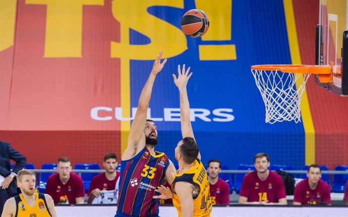 El jugador del Bara Nikola Mirotic anota una canasta en el triunfo del equipo catalán sobre el Khimki Moscú (87-74) en la jornada 14 de la Euroliga, en el Palau Blaugrana de Barcelona