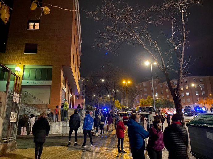 Un incendio en un vehículo del garaje ha obligado a desalojar todo un bloque de viviendas en pleno centro de Toledo, en la avenida de Francia