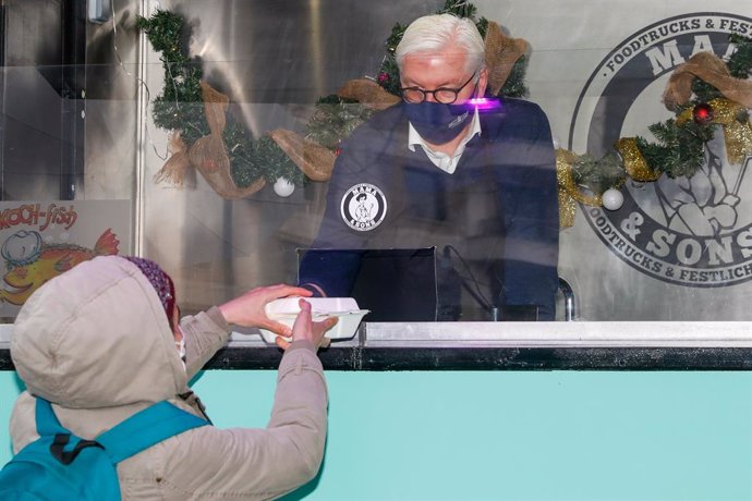 Frank-Walter Steinmeier, presidente de Alemania, repartiendo comida a personas sin hogar en Berlín