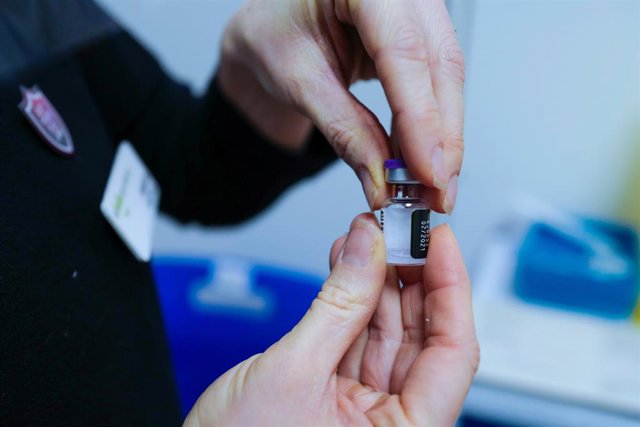 Flascó de la vacuna de Pfizer-Biontech que es va fer servir durant una de les primeres jornades de vacunació al Regne Unit.
