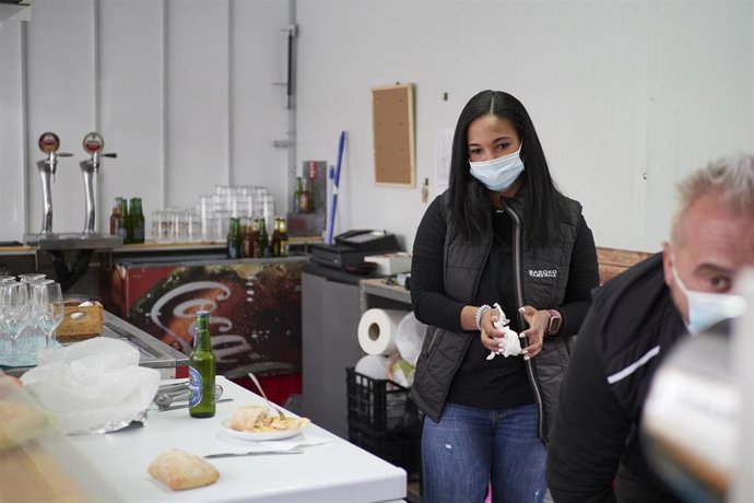 Dos trabajadores de un local de hostelería .