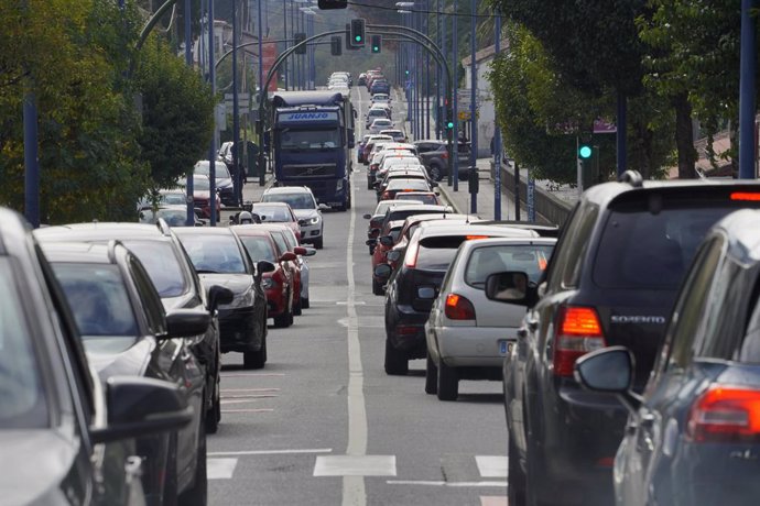 Atasco de tráfico en la salida de Santiago de Compostela dirección sur (Pontevedra y Vigo), A Coruña, Galicia (España).