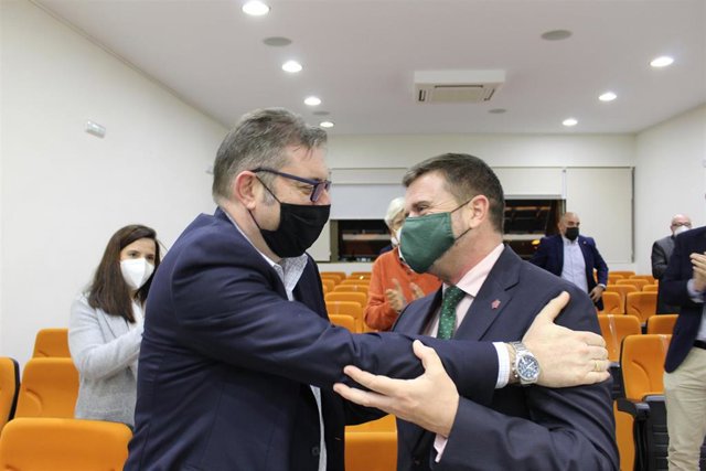 Manuel Jiménez Caro, a la izquierda de la imagen, nuevo presidente del Colegio de Administradores de Fincas de Málaga y Melilla