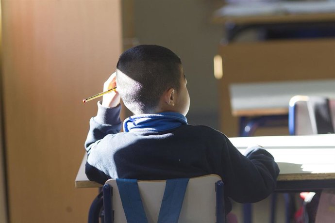 Un niño en una escuela, en una imagen de archivo