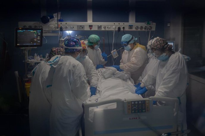 Trabajadores sanitarios protegidos atienden a un paciente en la Unidad de Cuidados Intensivos (Archivo)