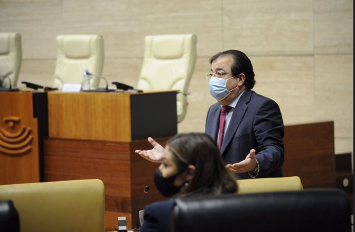 El presidente de la Junta, Guillermo Fernández Vara, en el pleno de la Asamblea