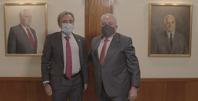 El consejero delegado de Grupo Azvi, Manuel Contreras Caro, y el presidente, Manuel Contreras Ramos, quien cede el testigo a su hijo de la Presidencia al cumplir los 80 años, durante la entrega virtual de los Premios Azvi.