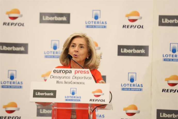 La directora general de comunicación y presidencia de Repsol, Begoña Elices, durante su intervención en el desayuno deportivo 'Reposol, 50 años de apoyo y triunfos en los deportes de motor', organizado por Europa Press, en Madrid (España), a 22 de octub