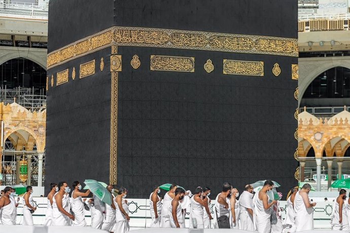 11 December 2020, Saudi Arabia, Mecca: Muslims pilgrimages keep a safe distance while circumambulating the Kaaba, during Friday prayers at the Grand Mosque of the holy city of Mecca. Photo: -/Saudi Press Agency/dpa