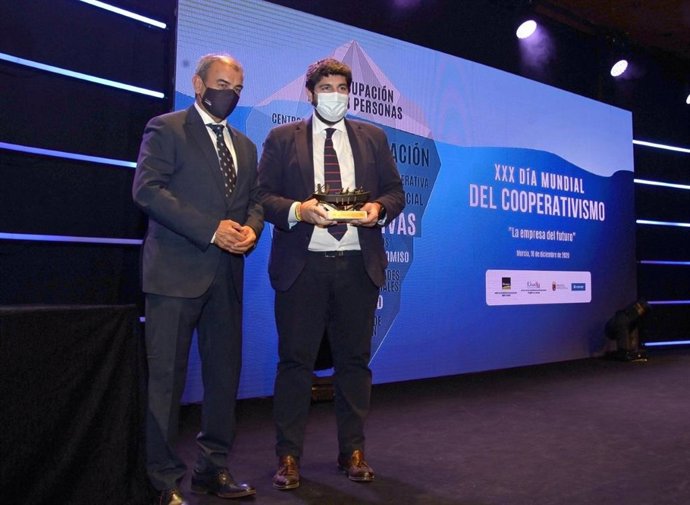 El presidente de Ucomur, Juan Antonio Pedreño, junto al presidente de la Comunidad, Fernando López Miras