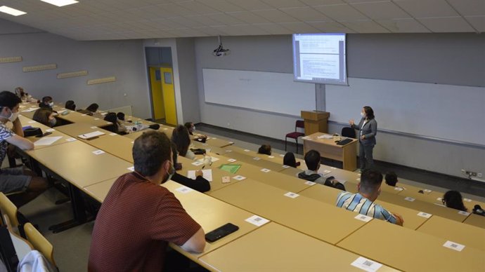 Estudiantes asisten a una clase en la Universidade de Vigo