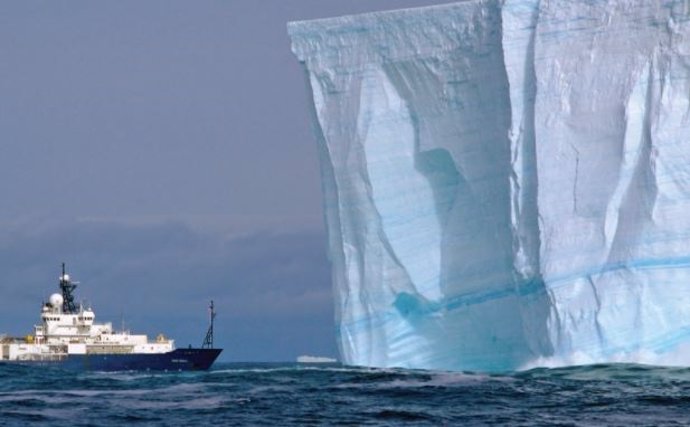 Un iceberg tabular en el Océano Austral