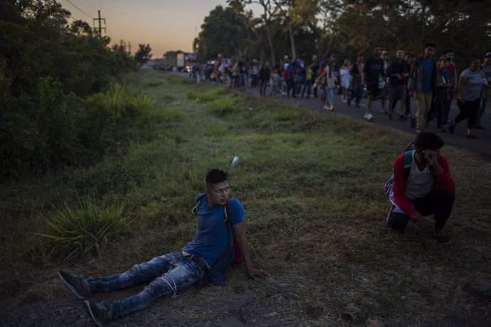 18 January 2019, Mexico, Ciudad Hidalgo: A migrant rests on the edge of a country road on his way through the Mexican Chiapas. The group of Central American migrants has crossed the border between Guatemala and Mexico at Tecun Uman. They flee violence a