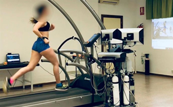 Una joven triatleta en una prueba