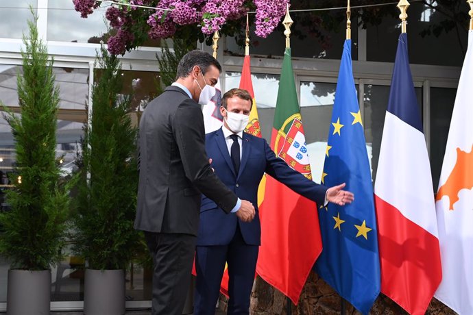 El presidente del Gobierno, Pedro Sánchez (i), y el presidente francés, Emmanuel Macron, a su llegada a la reunión plenaria de la VI Cumbre de Países del Sur de la Unión Europea celebrada en Ajaccio, Córcega, (Francia), a 10 de septiembre de 2020.