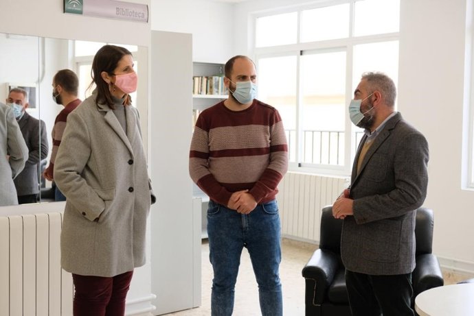 Mercedes García Paine, delegada de Igualdad y Educación visita el Centro de Participación Activa de Teba