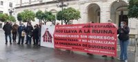 Los quiosqueros de Sevilla piden poder vender tickets turísticos, comida o móviles para la "reconversión" de su sector