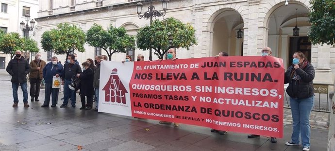 Protesta de los quiosqueros ante el Ayuntamiento