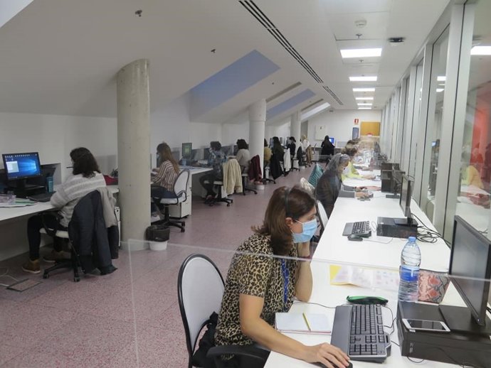 Cincuenta administrativos atienden las llamadas de Atención Primaria en el Call Center puesto en marcha por el Principado para recibir las llamadas de los Centros de Salud que no sean respondidas tras seis tonos.