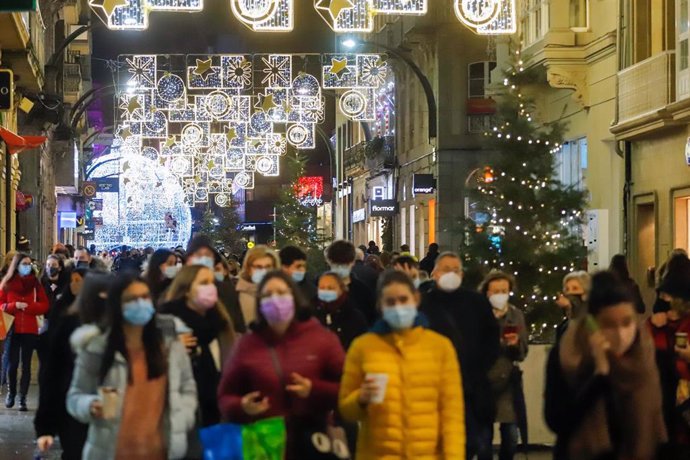 Varias personas pasean por la Calle de Príncipe, en Vigo (España), a 5 de diciembre de 2020.