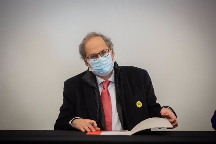 El expresidente de la Generalitat, Quim Torra, durante el acto de entrega de la pancarta en favor de los presos soberanistas al Museu d'Histria de Catalunya (MHC), en Barcelona (España), a 2 de diciembre de 2020. Esta pancarta fue colgada en el balcón 