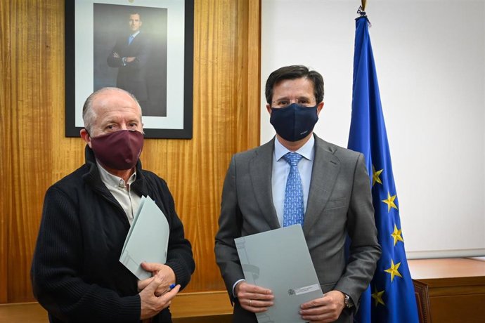 Endesa y el MITECO firman un acuerdo de colaboración para frenar la enfermedad de 'la seca' en los montes y dehesas españoles. El Director General de Biodiversidad, Jorge Luis Marquínez García, y el  DG de Relaciones Institucionales, José Casas Marín.