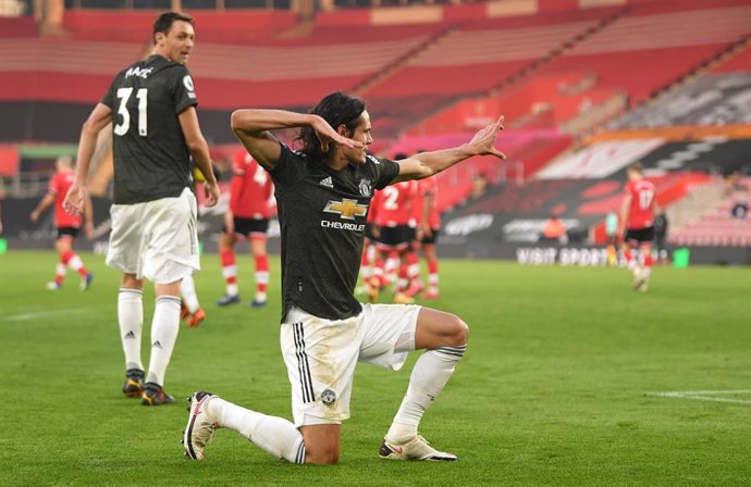 Edinson Cavani celebra uno de sus goles ante el Southampton