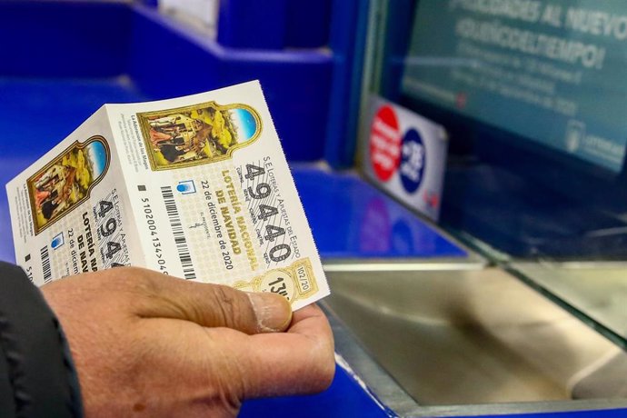 Una persona compra un décimo para el Sorteo Extraordinario de la Lotería de Navidad 2020, foto de recurso