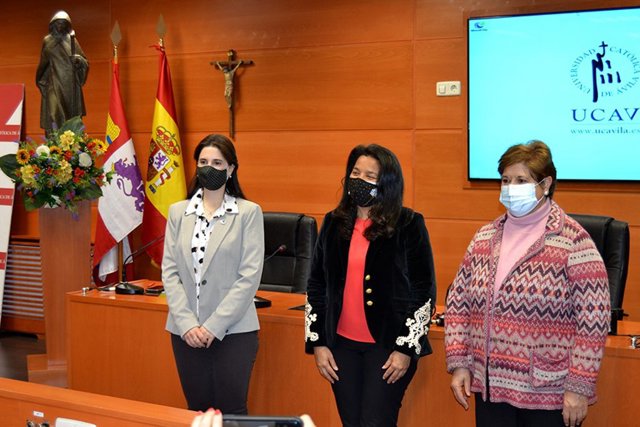 La decana de la Facultad de Ciencias Sociales y Jurídicas de la UCAV, Lourdes Miguel; la presidenta y Fundadora de Women4Cyber Spain, Eudivigis Ortiz; y la rectora de la UCAV, María Dolores Sáez, firman un acuerdo.