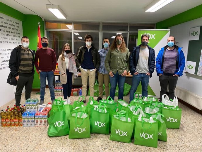 José Ramón García Menéndez (cuarto por la izquierda) nuevo responsable de jóvenes de Vox Asturias.