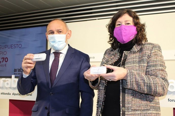 El diputado general de Álava, Ramiro González, y la diputada de Hacienda, Finanzas y Presupuestos, Itziar Gonzalo, han presentado esta mañana el proyecto de presupuestos 2021