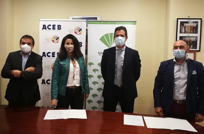 Firma  con representantes de ACEB y el director de Área  de Fuengirola de Unicaja Banco, Alfonso Rosado