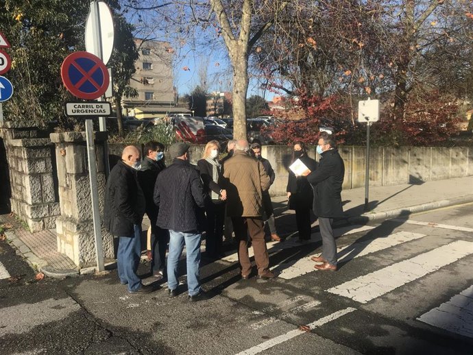 La concejala de Vox, Cristina Coto, visita el barrio de El Cristo, en Oviedo, junto a vecinos.