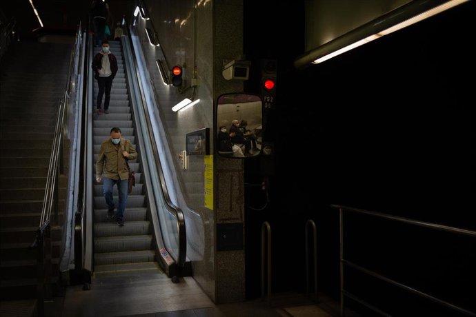 Varias personas en el metro de Barcelona, en la primera mañana después del toque de queda en la ciudad, en Barcelona, Catalunya (España), a 26 de octubre de 2020. 