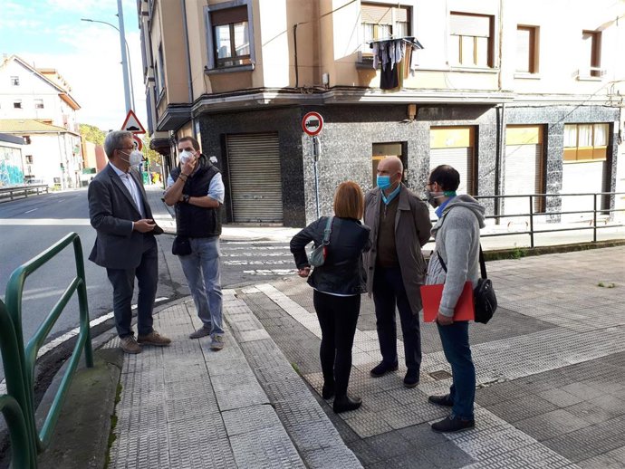 Imagen del concejal de Seguridad Ciudadana de Barakaldo, Ángel Madrazo, con vecinos de Burtzeña y el edil de Vivienda, Alfredo Retortillo.