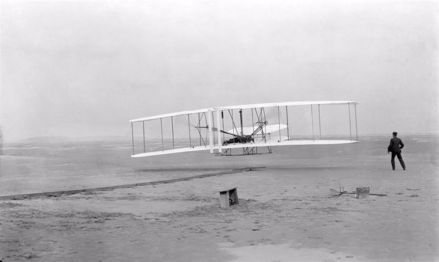 Fotografía original del primer vuelo con motor de la historia el 17 de diciembre de 1903. A los mandos Orville Wright; a la derecha, su hermano Wilbur.