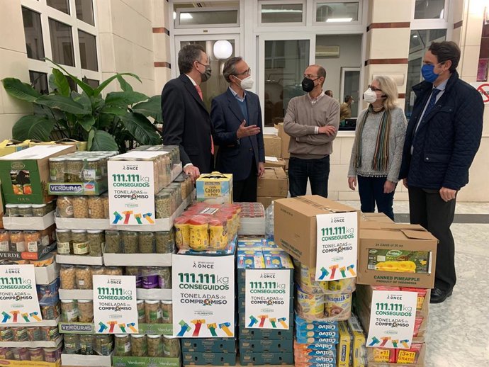 Imagen de este jueves de Sevilla durante la entrega de alimentos recogidos por la ONCE, que pone en manos del Banco de Alimentos.