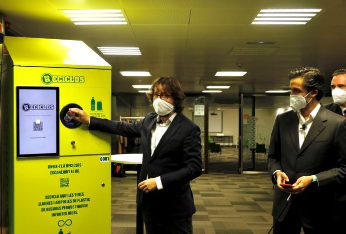 El presidente de FGC, Ricard Font, haciendo una demostración de cómo funcionan las máquinas de reciclaje con recompensa que se han instalado en las estaciones de tren