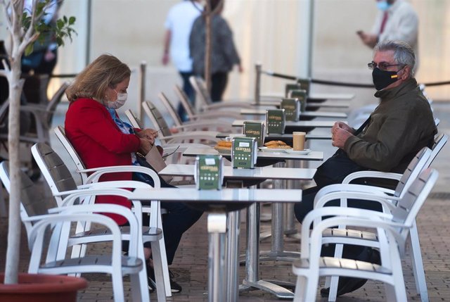 Consumidores de terrazas, bares y cafeterías de Málaga portan sus mascarillas ante la obligatoriedad  por parte de la Junta de Andalucía de ponérselas  mientras no se esté consumiendo. Málaga a 26 de octubre 2020